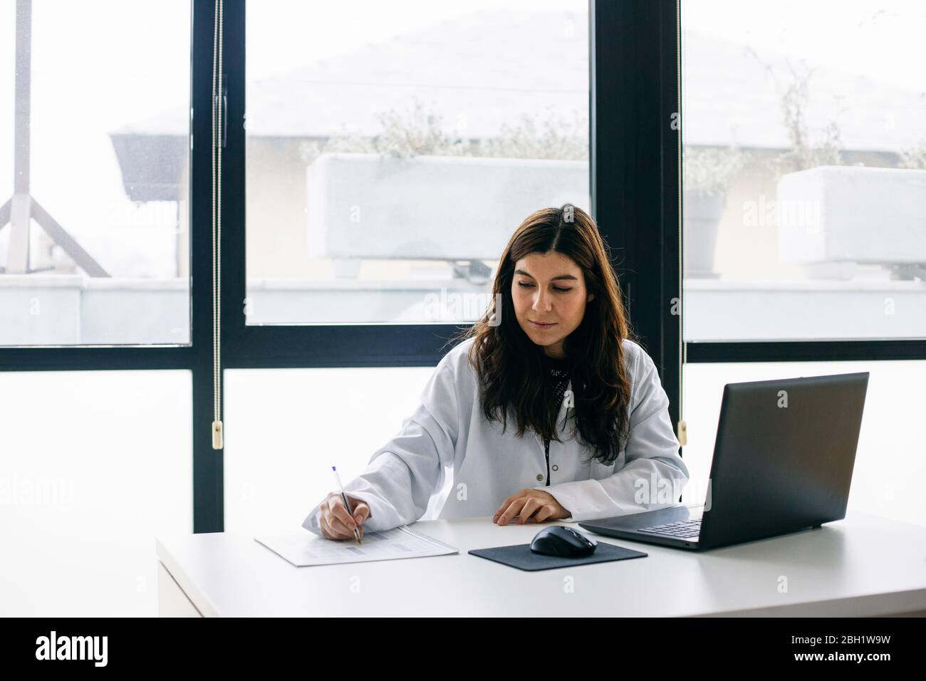 Doctor taking notes office hi-res stock photography and images - Alamy