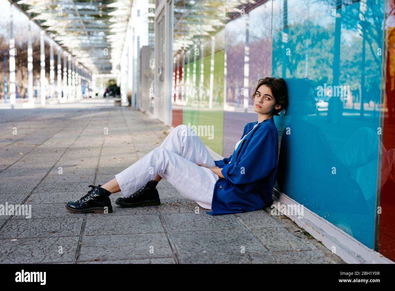 Girls sitting on a wall hi-res stock photography and images - Alamy