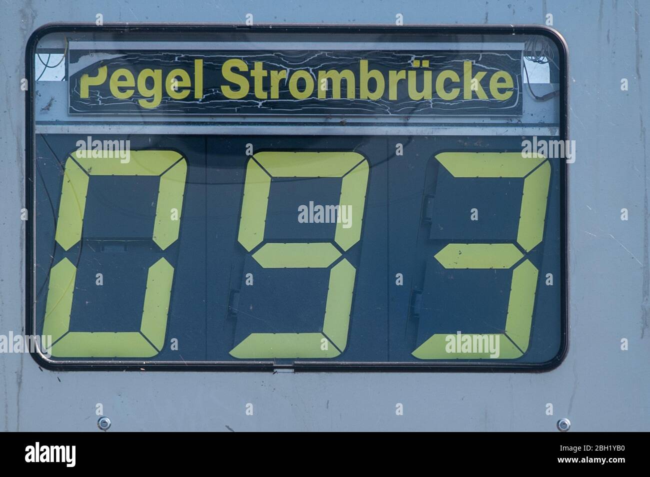 Magdeburg, Germany. 23rd Apr, 2020. An indicator on the current bridge shows an Elbe level of 93 centimetres. Due to the continuing dryness, the levels of the rivers are falling. Credit: Klaus-Dietmar Gabbert/dpa-Zentralbild/ZB/dpa/Alamy Live News Stock Photo