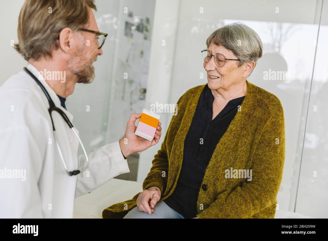 Doctor recommending medicine to senior patient Stock Photo - Alamy
