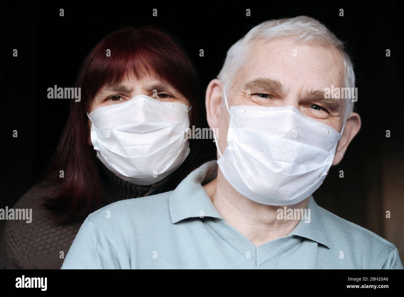 Couple wearing surgical mask hi-res stock photography and images - Alamy
