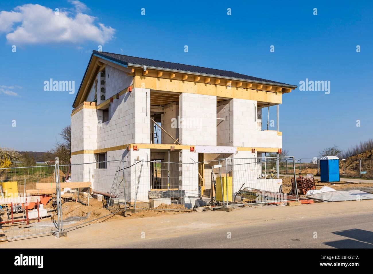 Germany, Baden-Wurttemberg, Waiblingen, Fence in front of modern house under construction Stock Photo