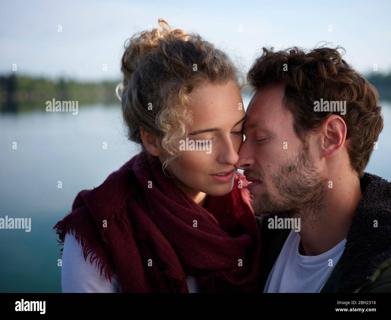 Couple kissing lake hi-res stock photography and images - Alamy