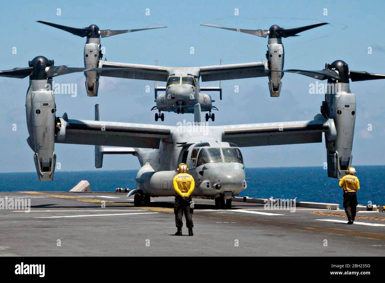 U.S. Navy MV-22B Osprey tiltrotor aircraft with Marine Medium Tiltrotor Squadron 265 lands on the flight deck of Flagship America-class amphibious assault ship USS America during flight operations April 20, 2020 in the South China Sea. Stock Photo