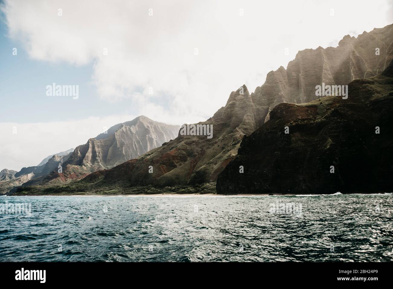 Idyllic view of mountain range and sea at Nā Pali Coast State Wilderness Park, Kauai, Hawaii, USA Stock Photo