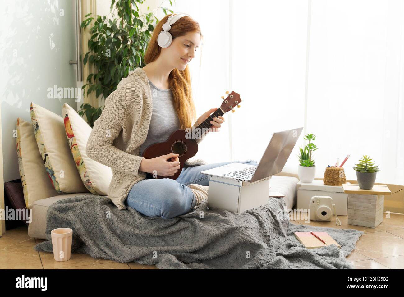 Online beauty tutorial hi-res stock photography and images - Alamy