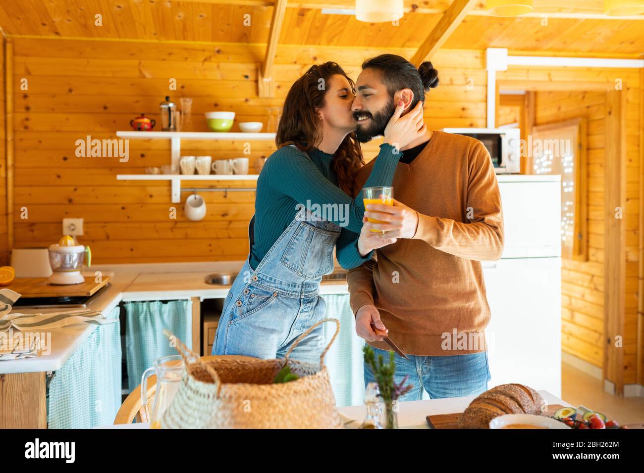 Couple hugging kissing hi-res stock photography and images - Alamy