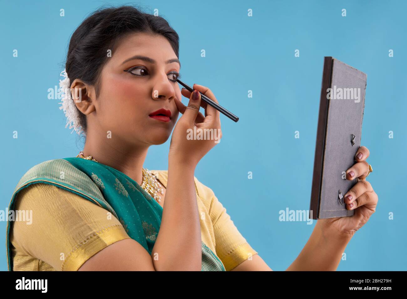Eyeliner applying hi-res stock photography and images - Alamy