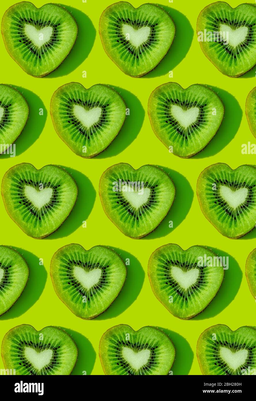 Fresh green kiwi: Trái kiwi xanh tươi là loại trái cây giàu chất dinh dưỡng và mang lại khả năng bảo vệ cơ thể tốt. Xem hình ảnh kiwi tươi ngon này sẽ giúp bạn cảm nhận được sự tươi mát và sảng khoái mà nó mang lại cho sức khỏe.
