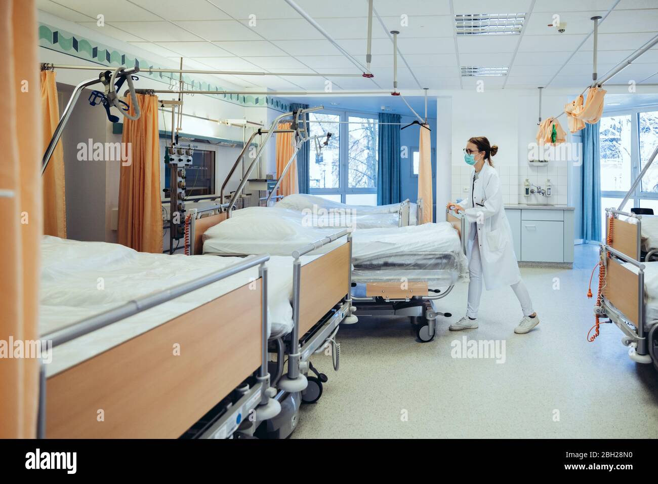 Hospital bed beds hires stock photography and images Alamy