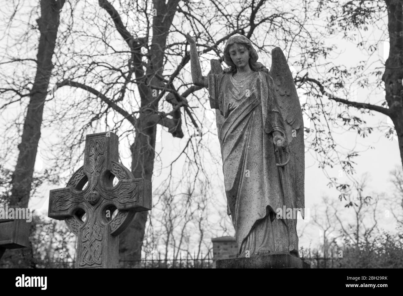 Highgate cemetery Black and White Stock Photos & Images - Alamy