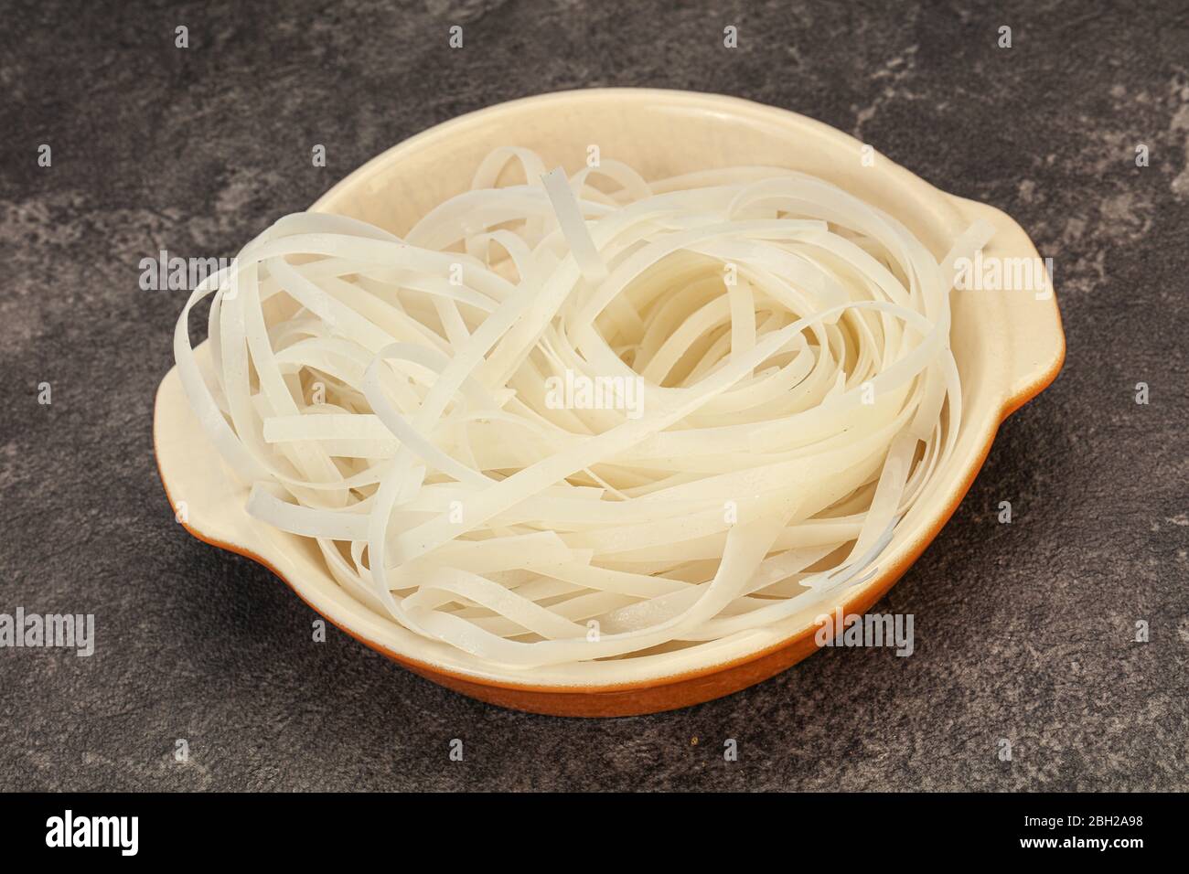 Boiled rice noodle ready for cooking Stock Photo - Alamy