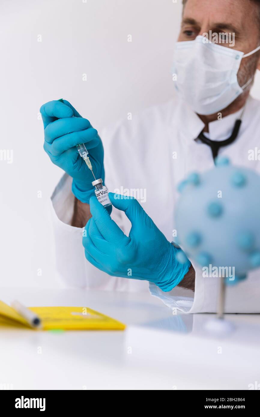 Doctor preparing injection hi-res stock photography and images - Alamy