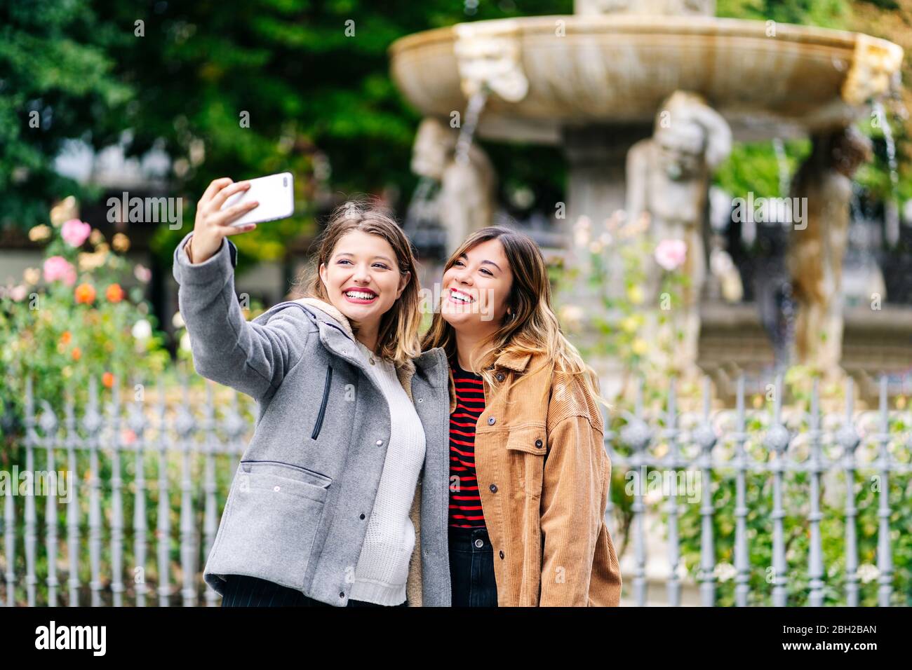 Two happy young women taking a selfie in the city Stock Photo - Alamy