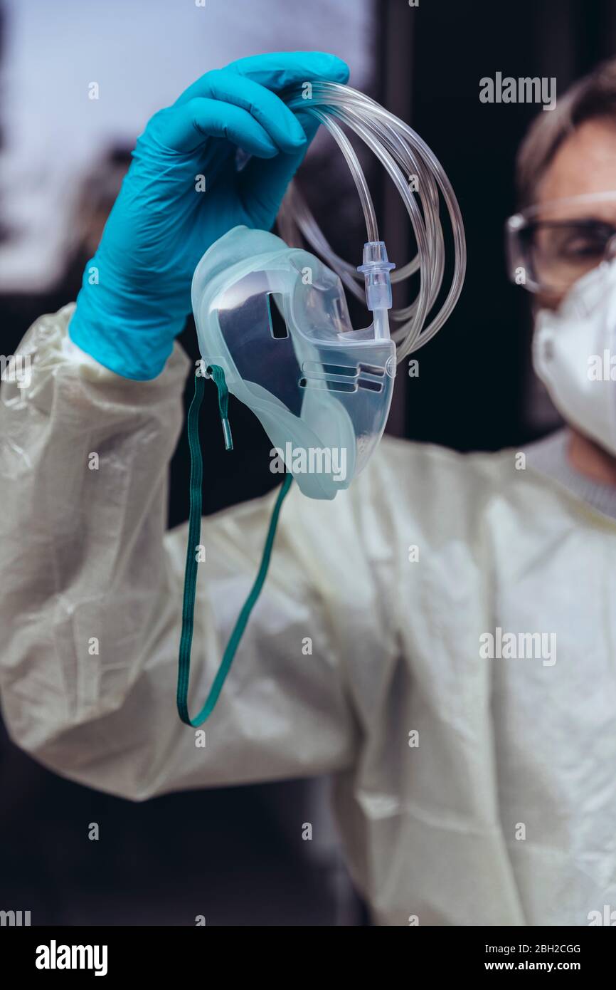 Healthcare worker holding respiratory mask for ventilators Stock Photo ...