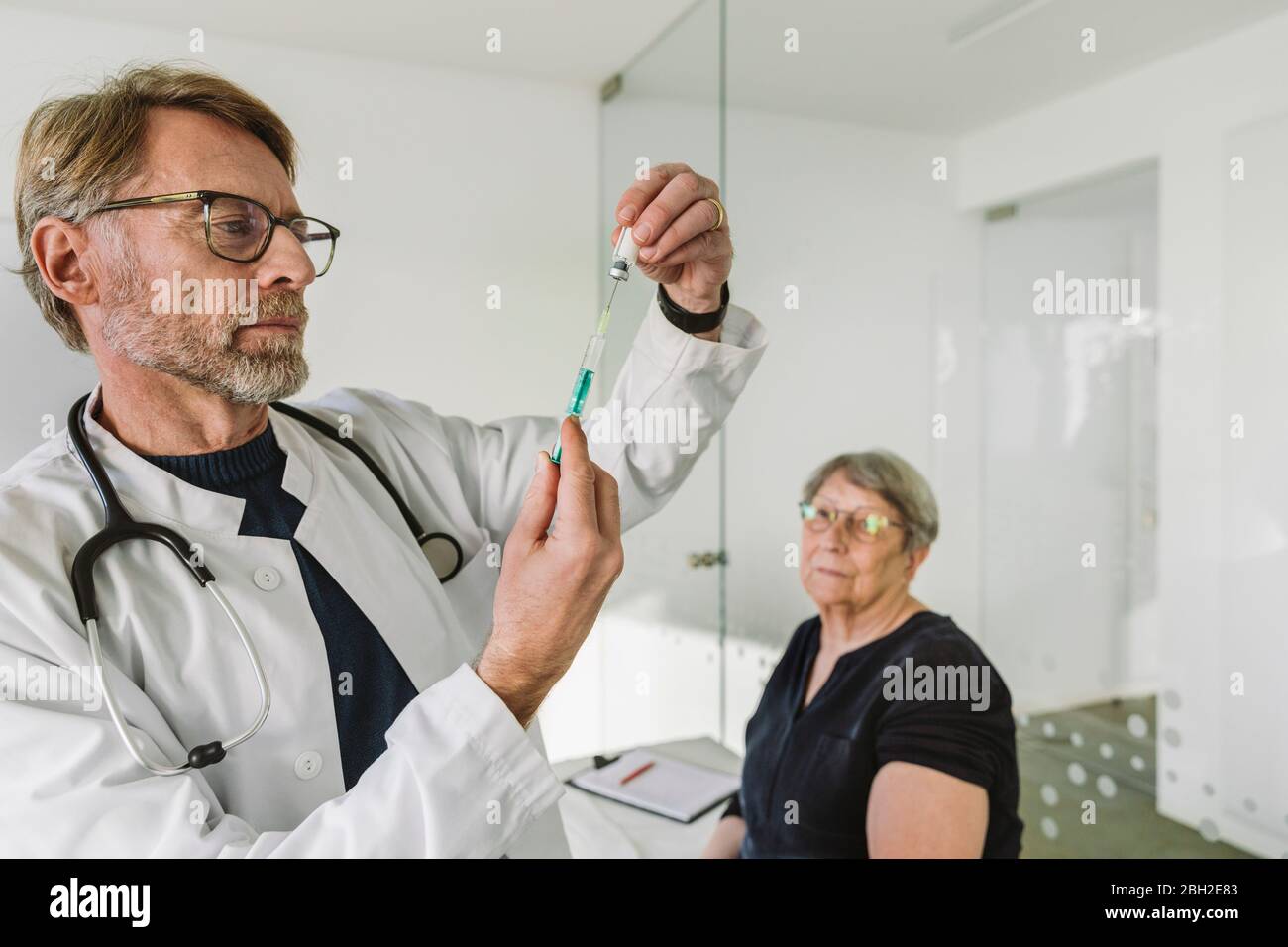 Vaccine doctor patient hi-res stock photography and images - Alamy