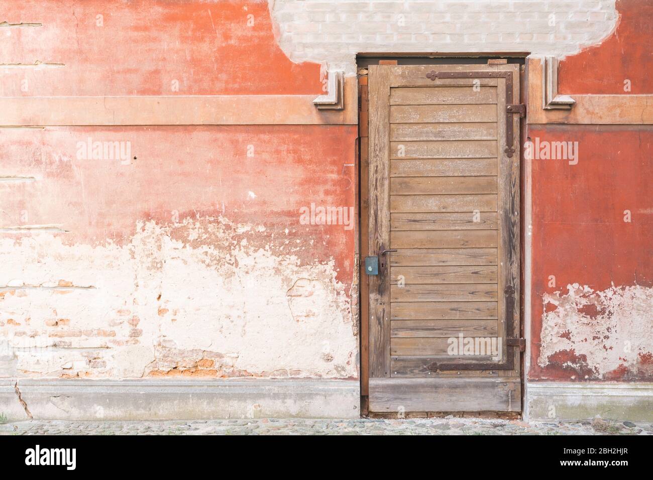 Wooden entrance door hi-res stock photography and images - Alamy