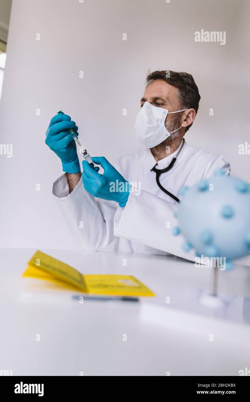 Doctor preparing injection hi-res stock photography and images - Alamy