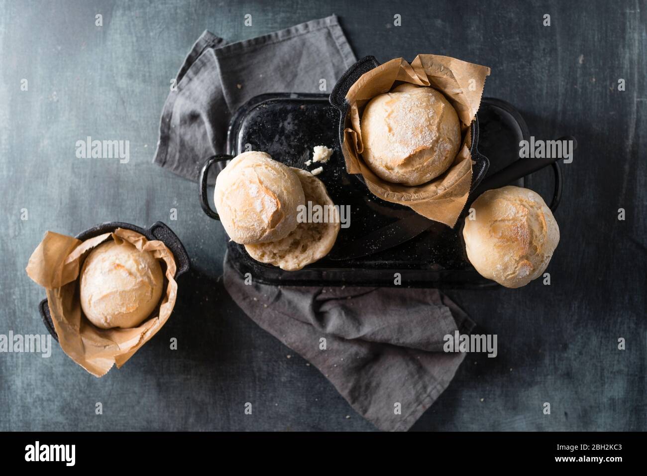 Cast iron baking pan and fresh homemade buns Stock Photo Alamy