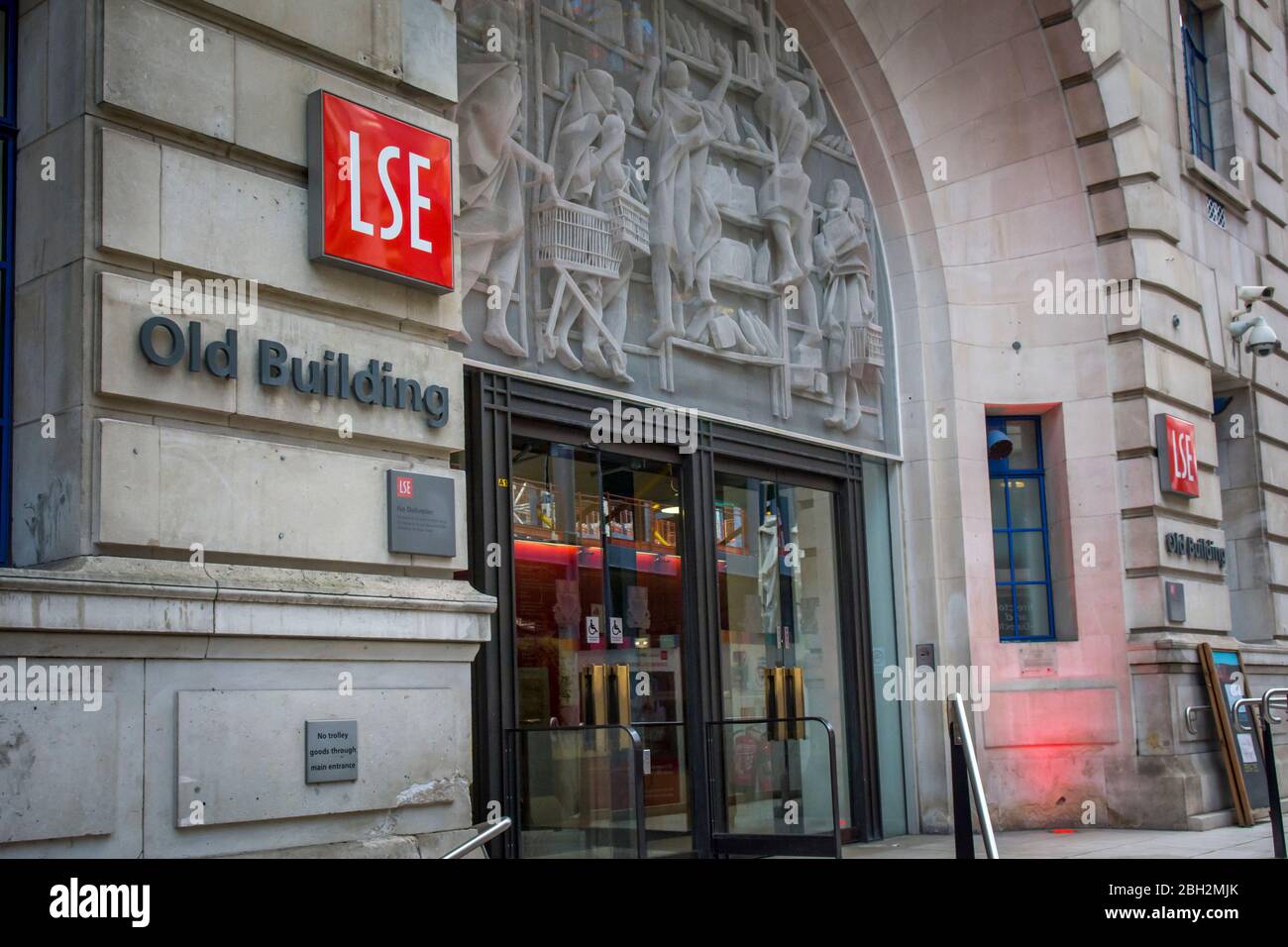 LONDON-Entrance of the London School of Economics Old Building in central London, a prestigious British University Stock Photo