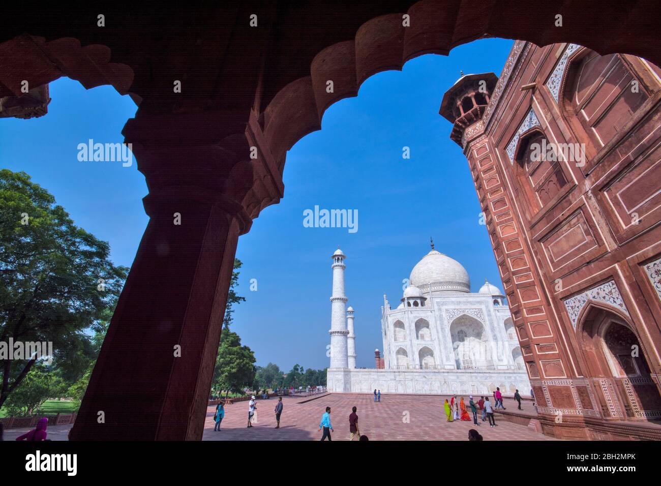 frame with the frame taj mahal agra india Stock Photo Alamy