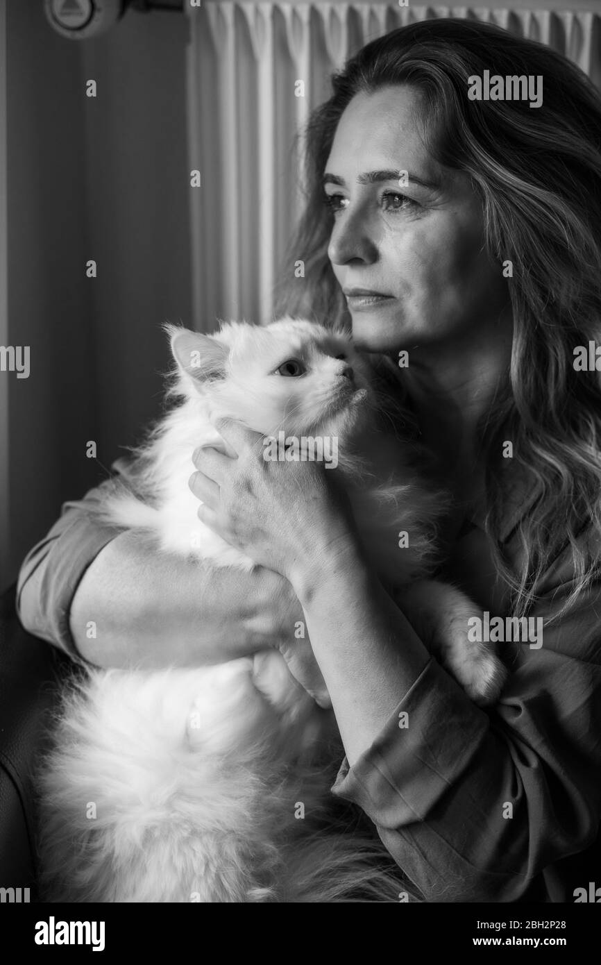 picture of a woman with her withe cat Stock Photo