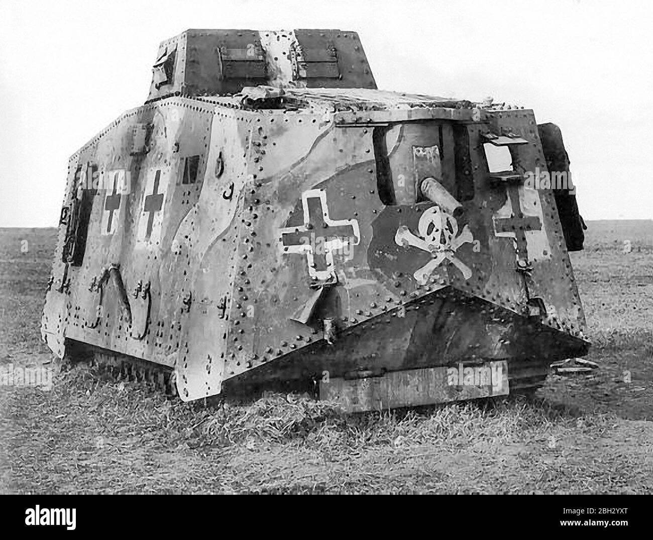 Первые танки германии. Немецкий танк первой мировой войны a7v. Немецкий танк первой мировой а7v. Штурмпанцерваген а7v. A7v танк экипаж.