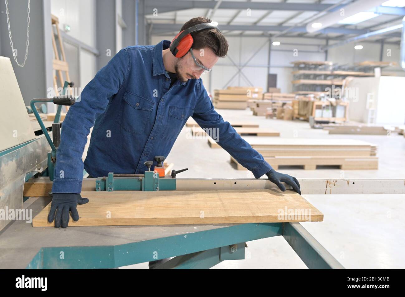Joiner apprentice hi-res stock photography and images - Alamy