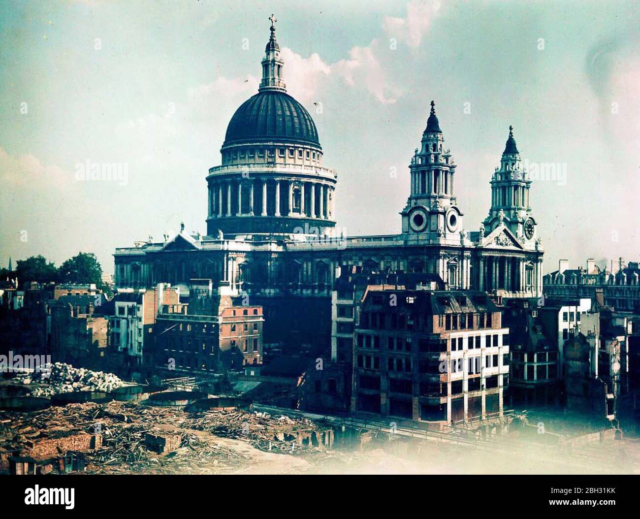 London in Dufaycolor, 1943-45 Dufaycolor is an early British additive colour photographic film process, introduced for motion picture use in 1932 and for still photography in 1935 Stock Photo