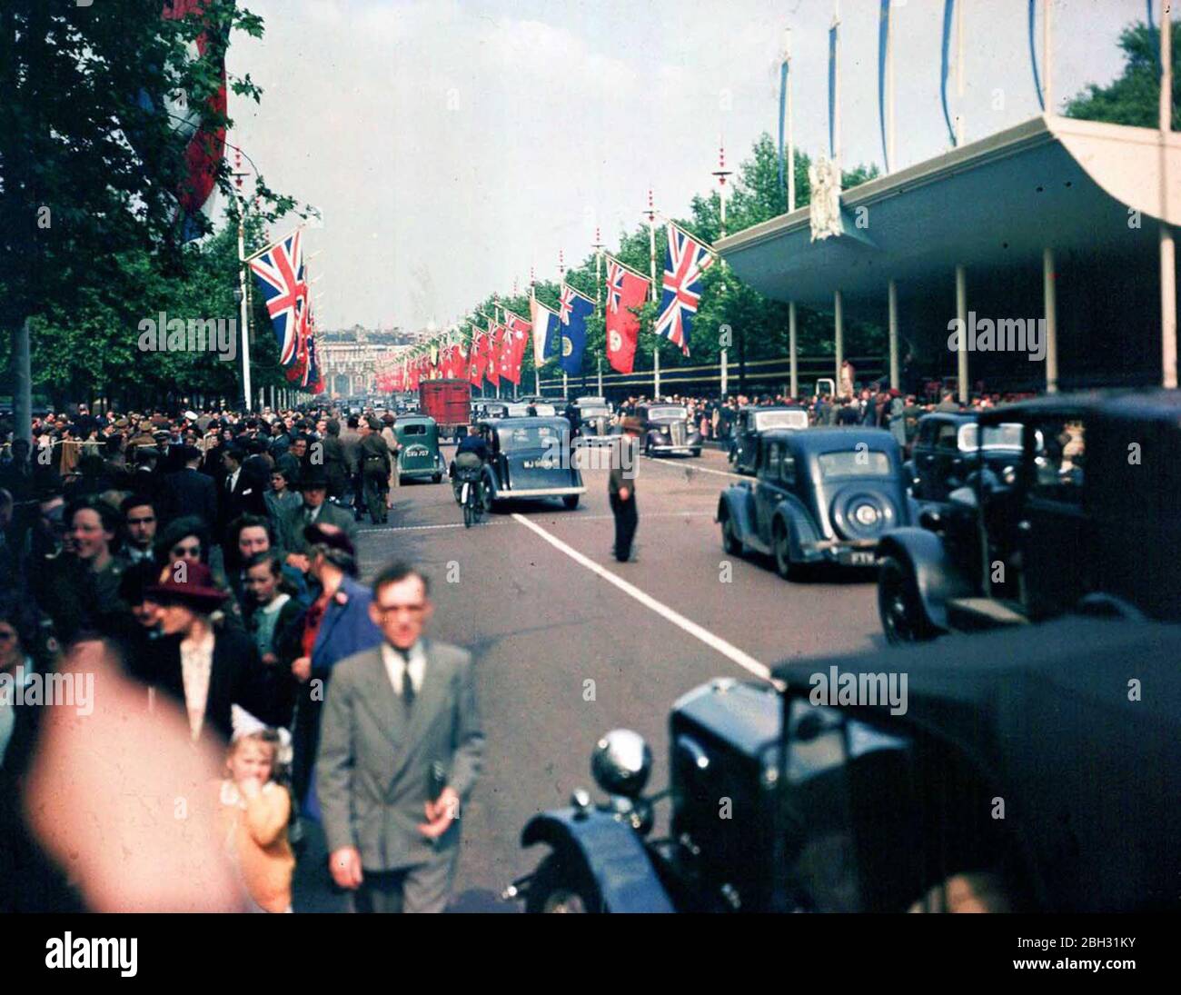 London in Dufaycolor, 1943-45 Dufaycolor is an early British additive colour photographic film process, introduced for motion picture use in 1932 and for still photography in 1935 Stock Photo