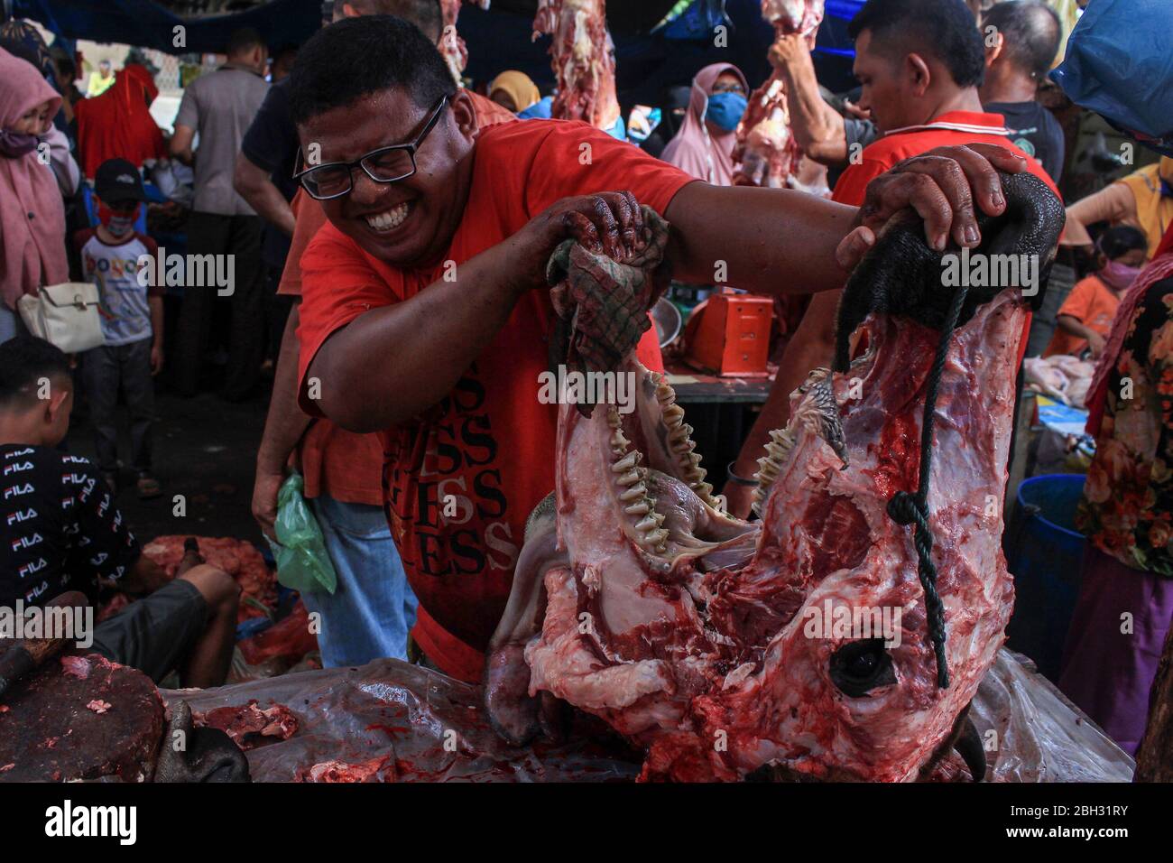 Lhokseumawe, Indonesia. 23rd Apr, 2020. A trader selling meat to buyers during the tradition. The people of Aceh still celebrated the 'Meugang' tradition even though it was banned due to concerns over the COVID-19 coronavirus outbreak. Welcoming the Holy Month of Ramadhan (Meugang) has been a tradition of Acehnese for hundreds of years. Credit: SOPA Images Limited/Alamy Live News Stock Photo