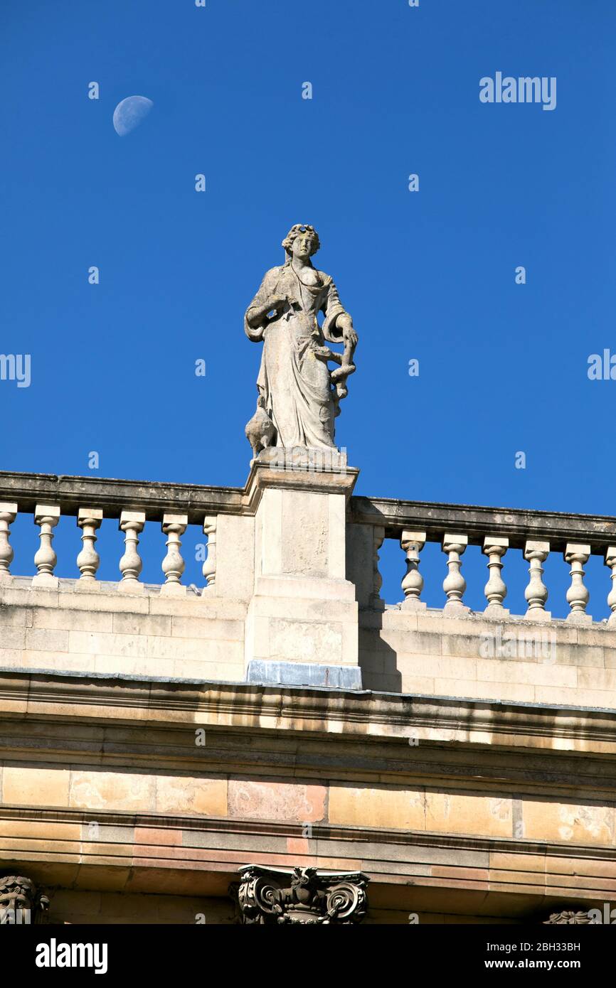 Physic and medicine statue by Gabriel Cibber, and halfmoon. on top of the Wren Library designed by Christopher Wren 1695, Trinity College, Cambridge, Stock Photo