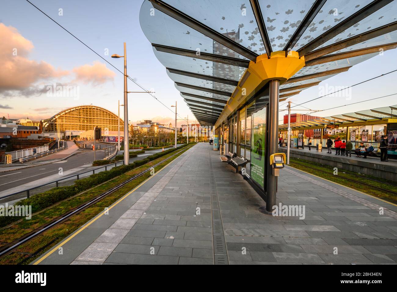 DEANSGATE CASTLEFIELD MANCHESTER-OCTUBER 27, 2019: A tram  to stop at deansgate Station. Stock Photo