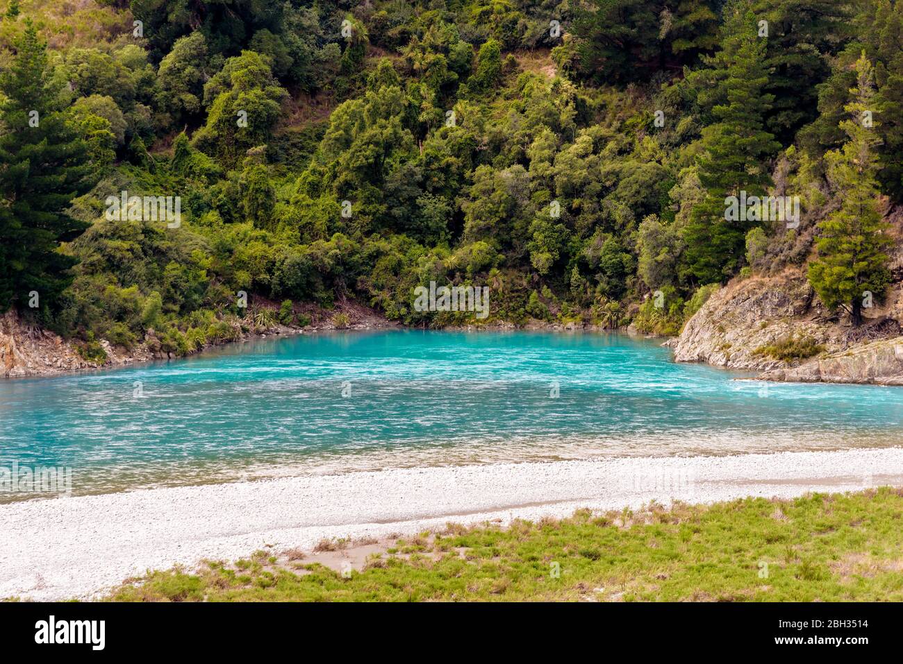 rystal clear turquoise glacier fresh water flowing at the bend of Rakaia River at Rakaia Gorge Valley, Canterbury, New Zealand Stock Photo