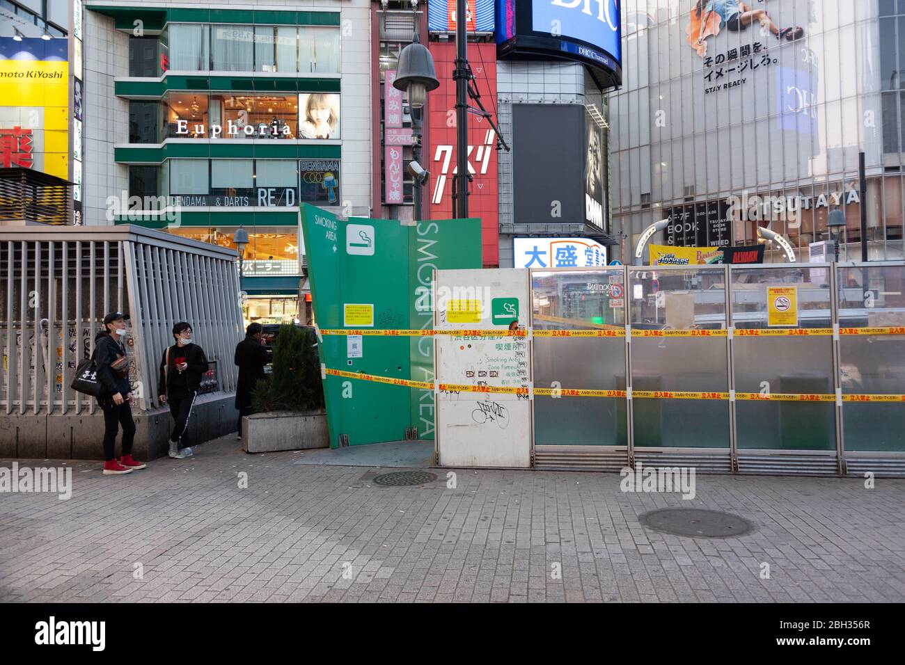 Smokers outside a smoking area that has been closed in order to prevent the spread of COVID-19 coronavirus, Shibuya, Tokyo, Japan, April 8, 2020. Photographer credit Niclas Ericsson. () Stock Photo