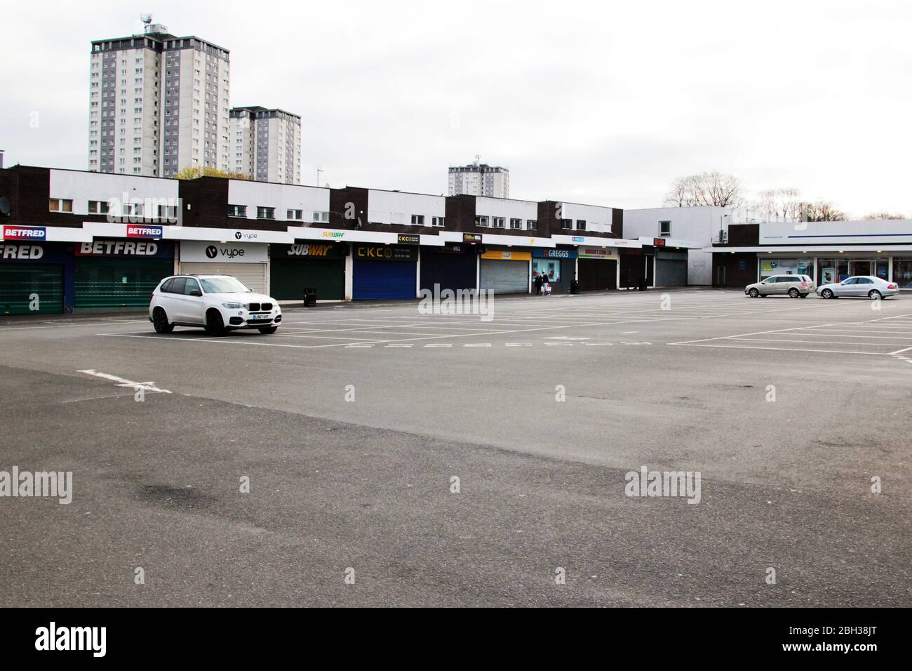 Very few cars in this retail park, in Glasgow, car park. It is almost deserted because of the lockdown caused by the Covid-19 and coronavirus pandemic that is seeping Britain. Normally it would be jam packed with cars. April 2020. ALAN WYLIE/ALAMY© Stock Photo