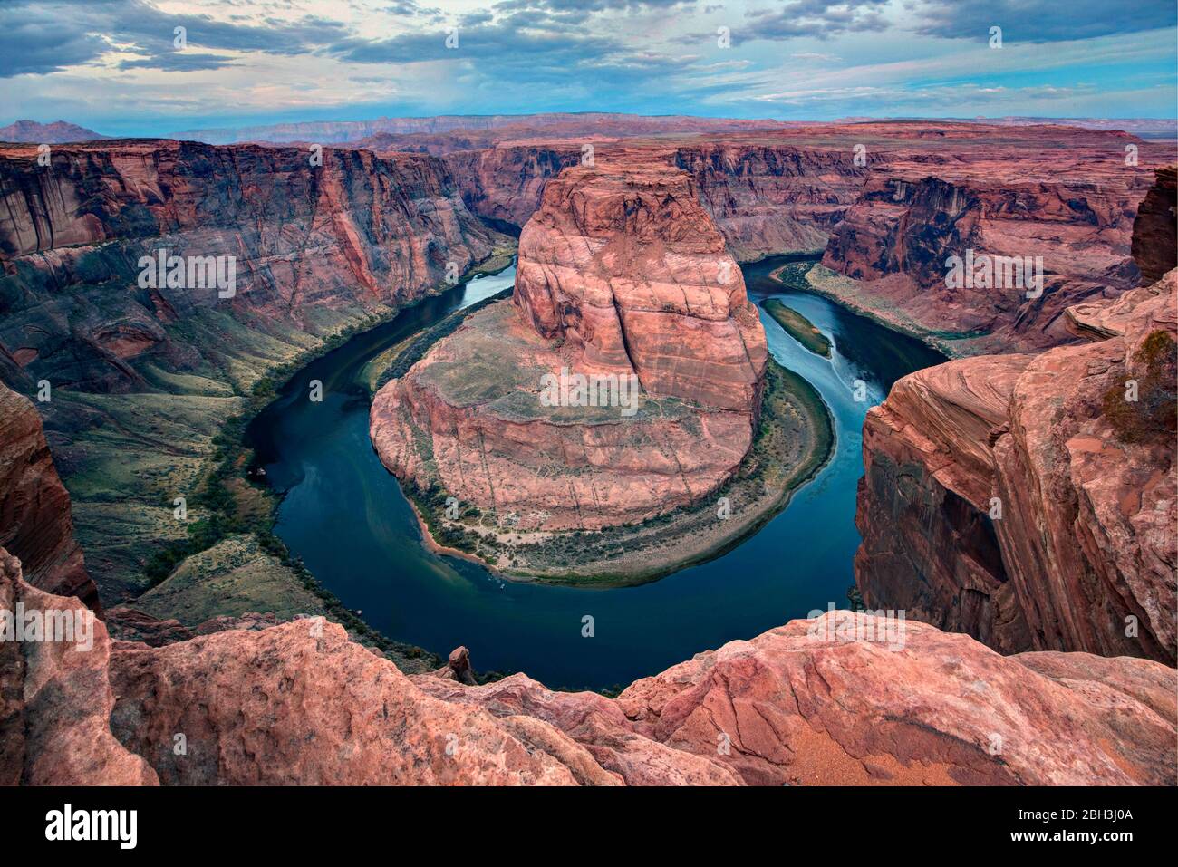 Scenic view of Horseshoe Bend, a 270-degree turn on the Colorado River ...