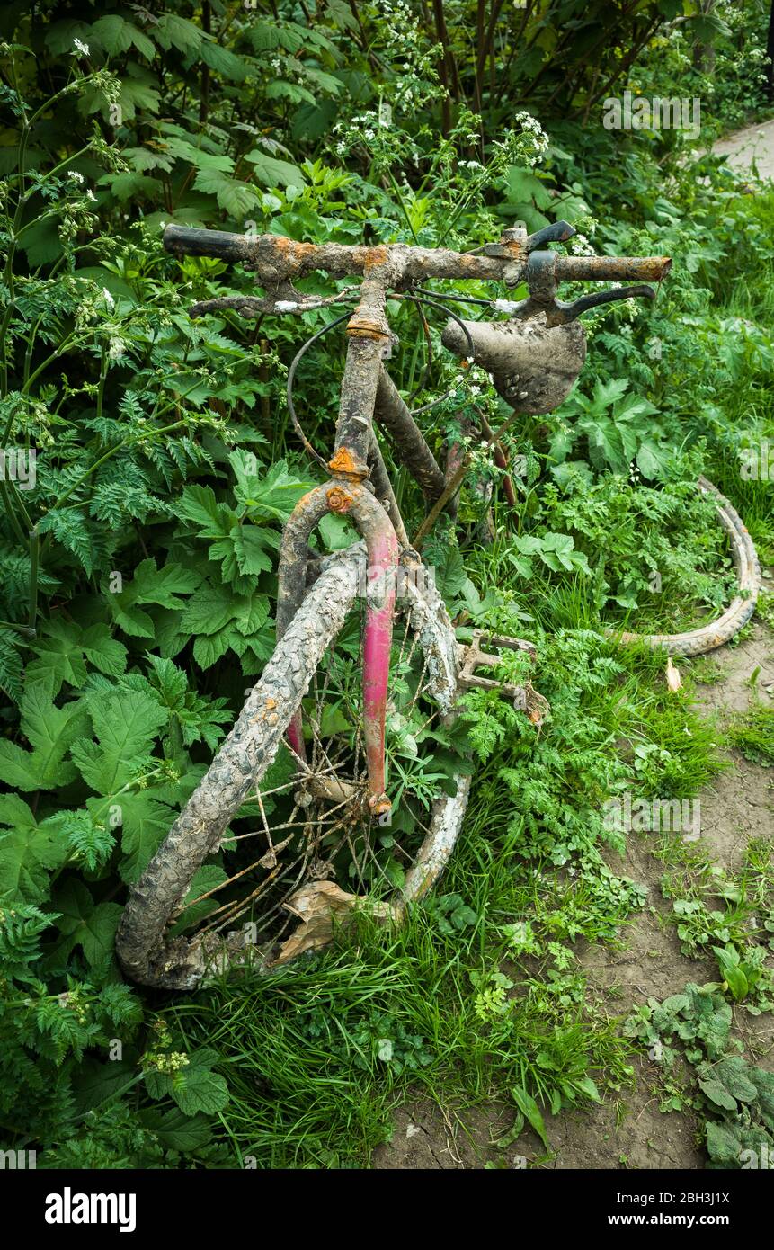 Broken Bike Chain High Resolution Stock Photography and Images Alamy