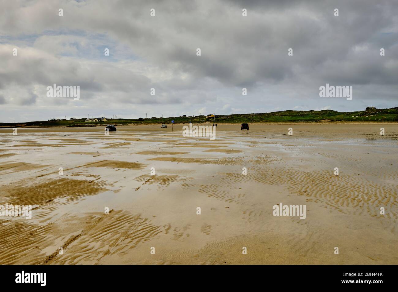 The large sandy strand to reach Omey Island by following the arrowed signs. Omey Island is a tidal island situated near Claddaghduff on the western ed Stock Photo