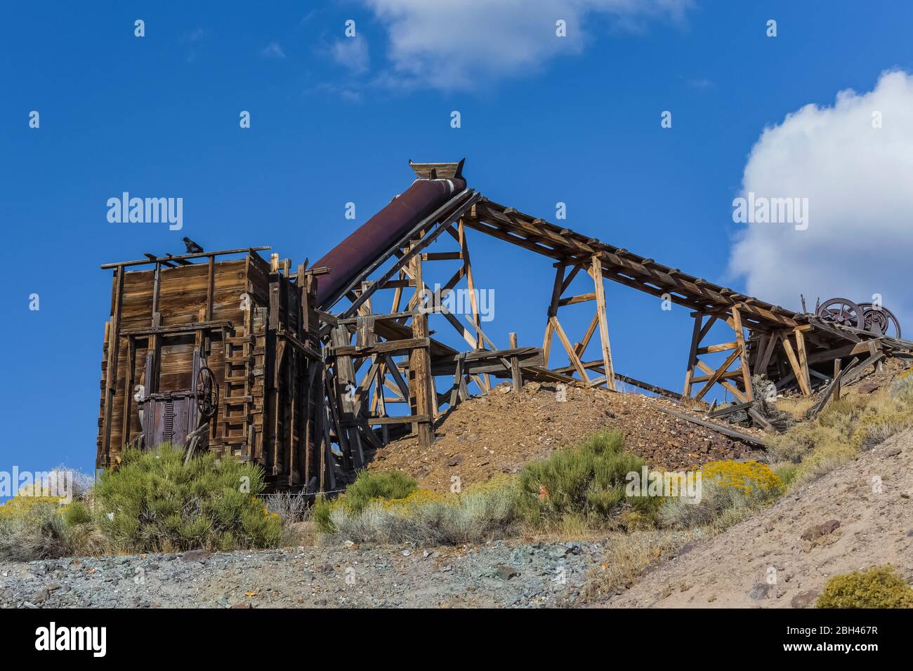 Old equipment that fed ore into the Berlin Mill in the silver and gold mining ghost town preserved in a state of arrested decay in Berlin-Ichthyosaur Stock Photo