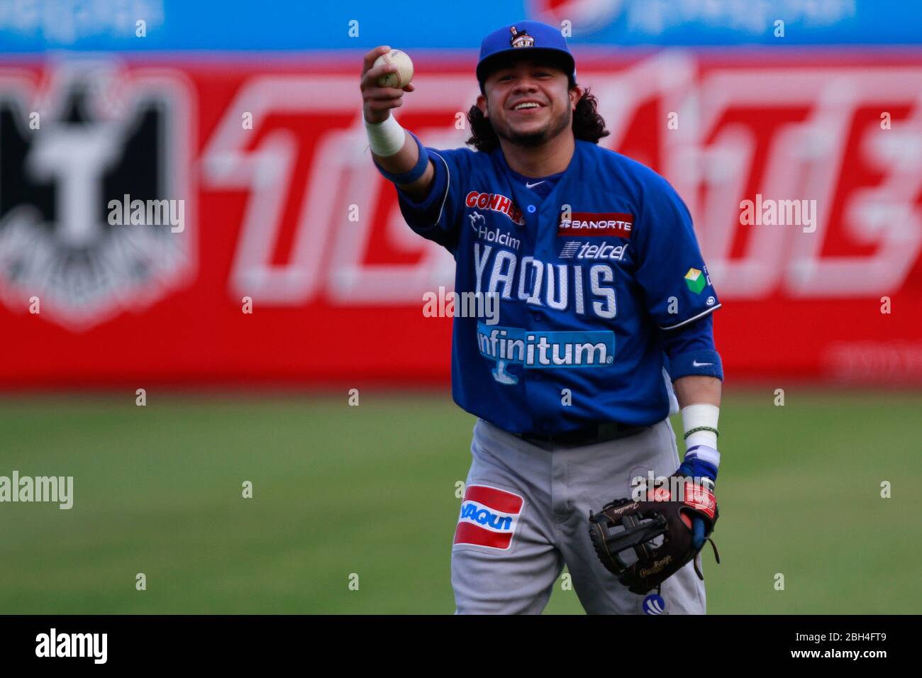 Pelota en la mano hires stock photography and images Alamy