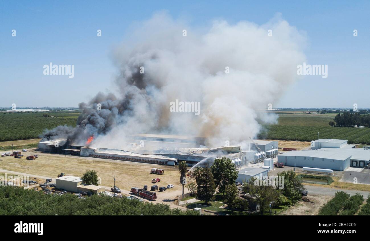 Chicken farm fire 01 jpg hires stock photography and images Alamy