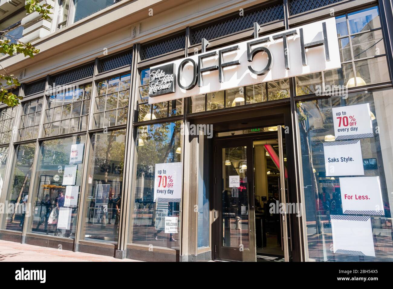 Saks off 5th hi-res stock photography and images - Alamy