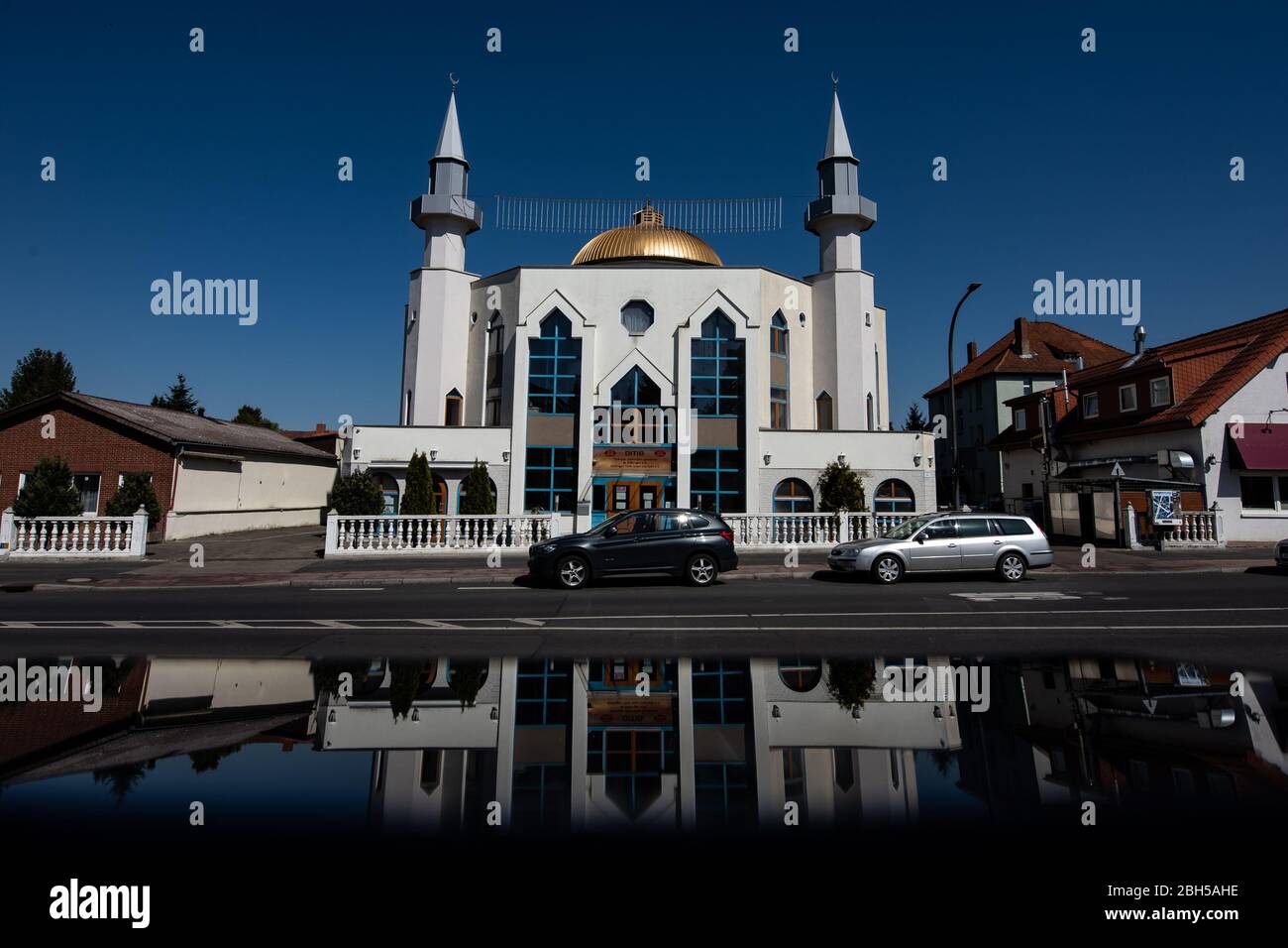 23 April 2020, Lower Saxony, Göttingen: Exterior view of the Turkish Islamic Ditib mosque. The Muslim month of fasting Ramadan begins on 24 April and ends one month later. Faithful Muslims then abstain from food and drink from dawn until sunset. Photo: Swen Pförtner/dpa Stock Photo