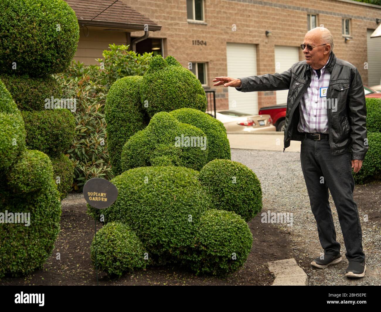 Ed Hume giving a tour at his Ed Hume Seed Company in Puyallup, Washington Stock Photo