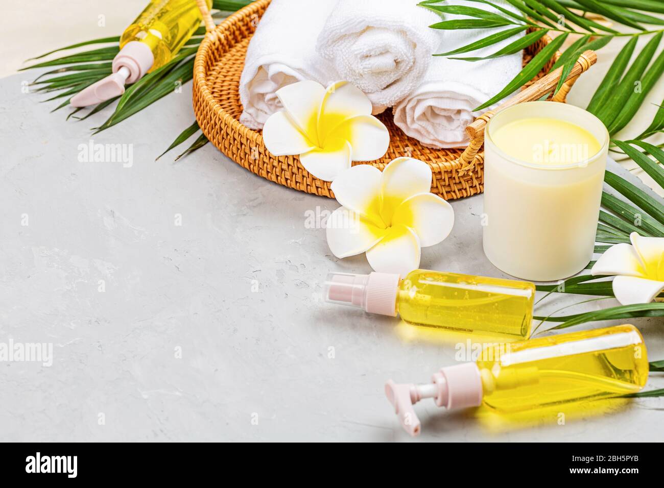 Aromatherapy là phương pháp chăm sóc sức khỏe và sự thư giãn rất phổ biến trong spa. Hãy xem hình ảnh để tìm hiểu về các loại tinh dầu, hương thơm giúp bạn đạt được sự thư giãn tối đa. 