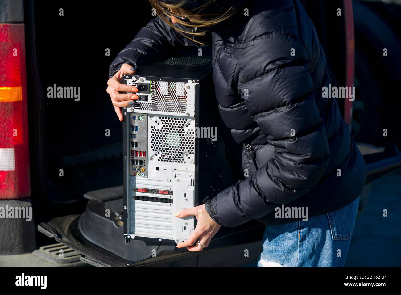 Outdoor shot of a woman loading computer into a car Stock Photo - Alamy