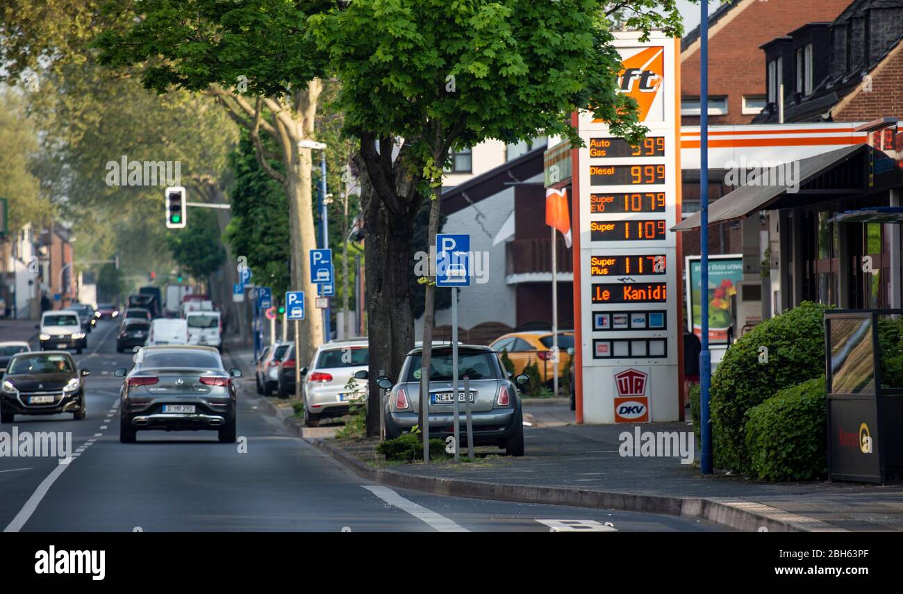 Tankstelle in Büderich mit sehr preiswertem Treibstoffangebot. Durch die Corona-Krise kostet ein Liter Diesel aktuell nur 0,999 Euro. Stock Photo