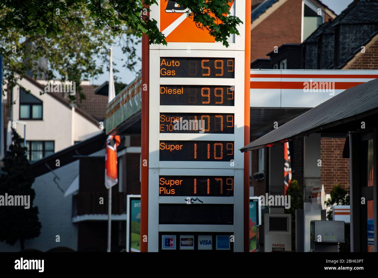 Tankstelle in Büderich mit sehr preiswertem Treibstoffangebot. Durch die Corona-Krise kostet ein Liter Diesel aktuell nur 0,999 Euro. Stock Photo