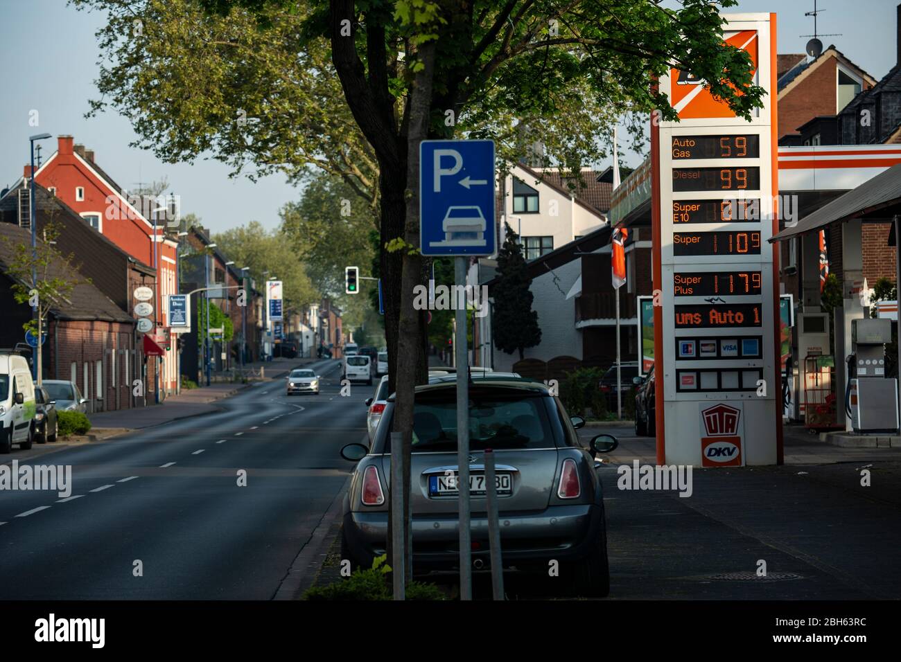 Tankstelle in Büderich mit sehr preiswertem Treibstoffangebot. Durch die Corona-Krise kostet ein Liter Diesel aktuell nur 0,999 Euro. Stock Photo